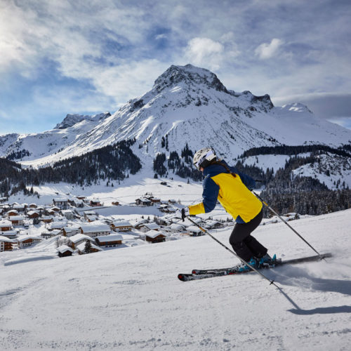 Skifahren mit Blick auf Lech und dem Hotel Auriga