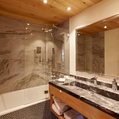 Bad eines Zimmers im Hotel Auriga in Lech